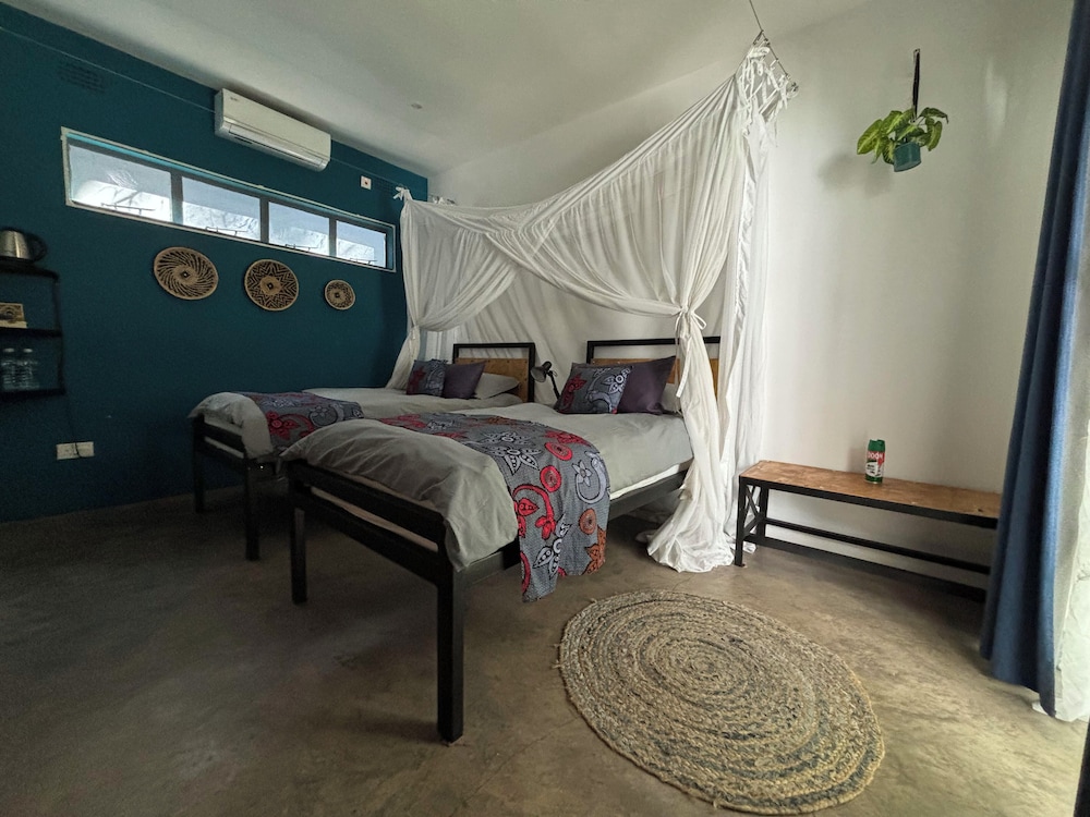 GARDEN, TWIN BEDS