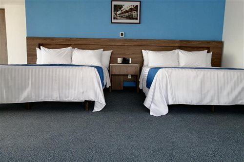 Deluxe, 2 Queen Beds, Pool Side
