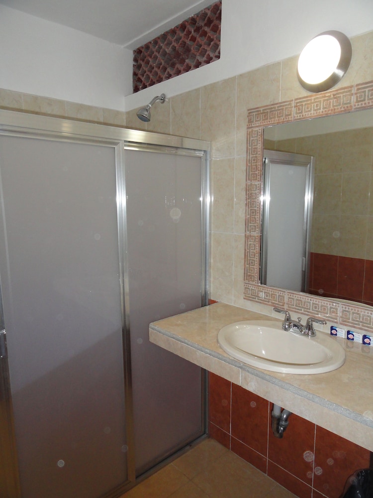 Las Dalias Inn 58/60