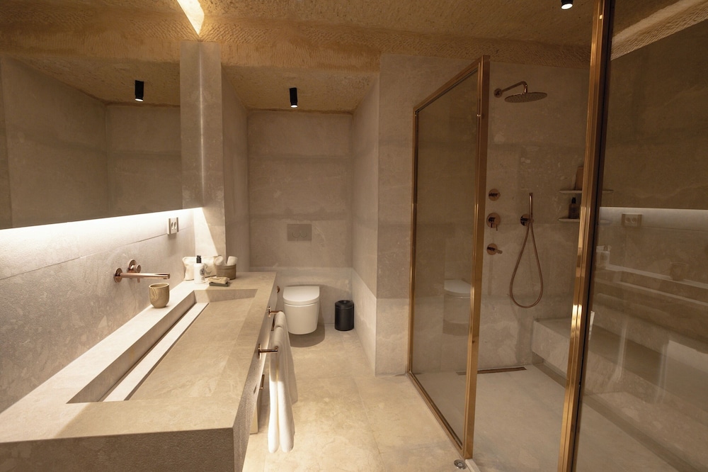 HIDEAWAY, SUITE