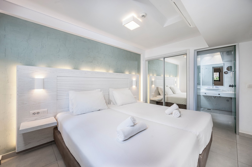 DOUBLE ROOM DELUXE POOL VIEW