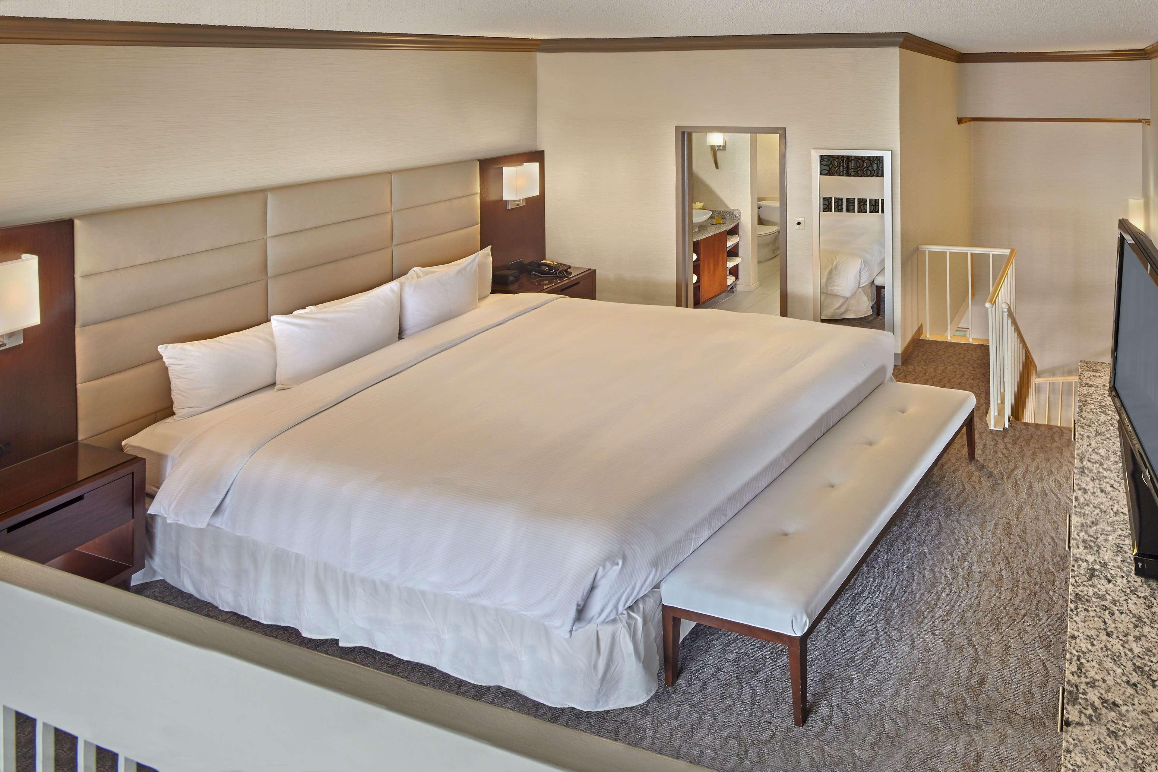 PRESIDENTIAL, SUITE, KING BED, SOFA