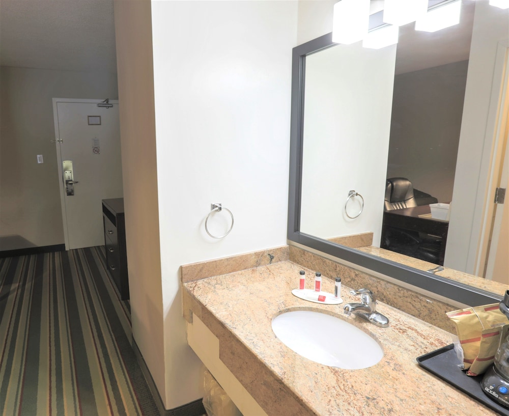 Jolly Roger Inn & Resort 50/50