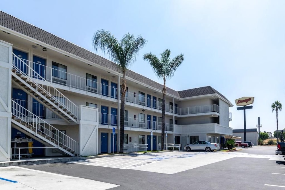 Motel6 Anaheim, CA - Fullerton East 52/59