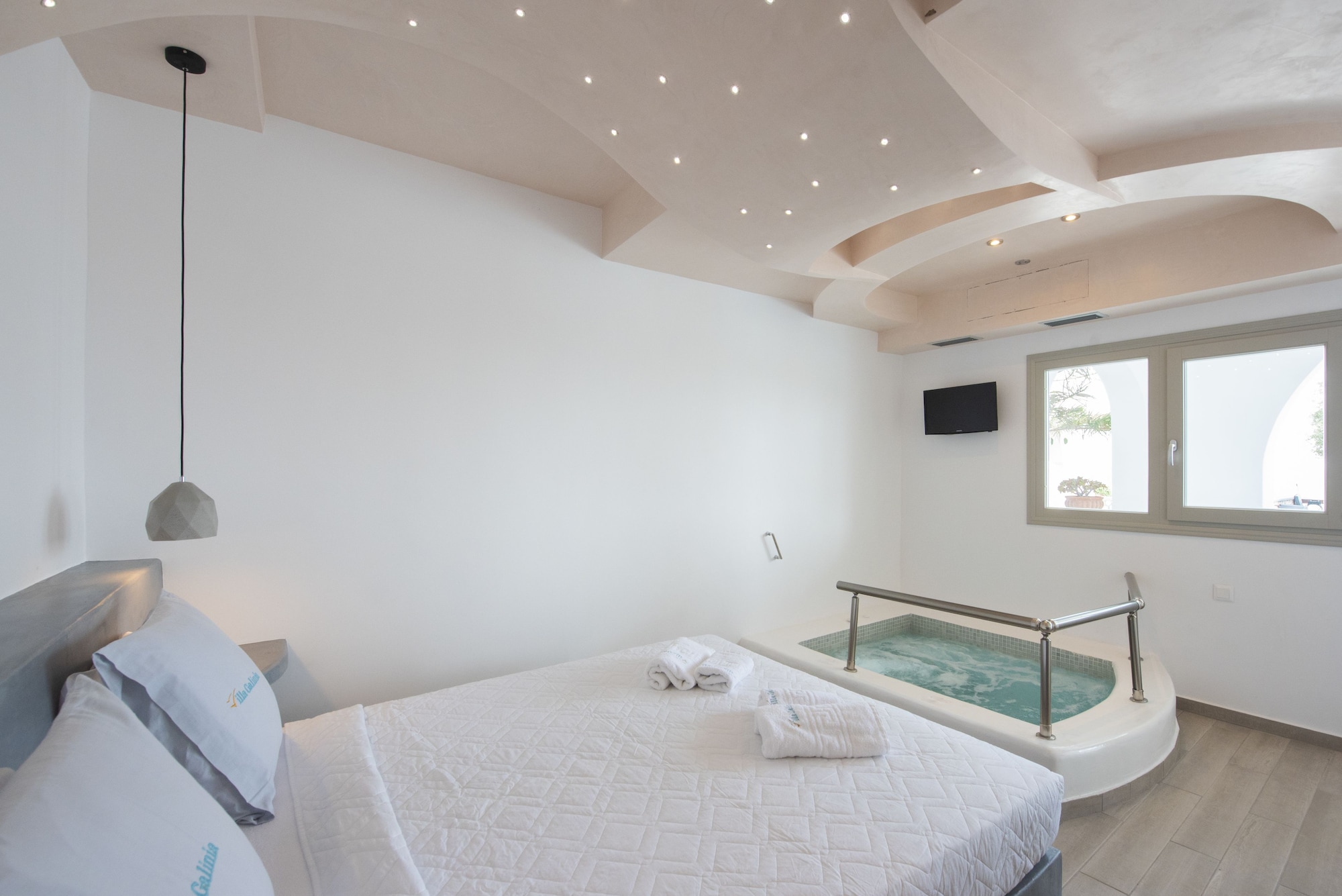 Superior, King Bed, Indoor Jetted Tub