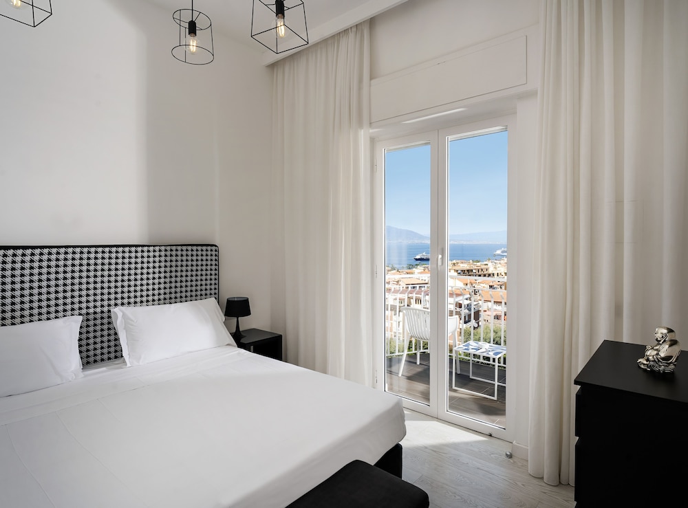 DELUXE, SEA VIEW, BALCONY