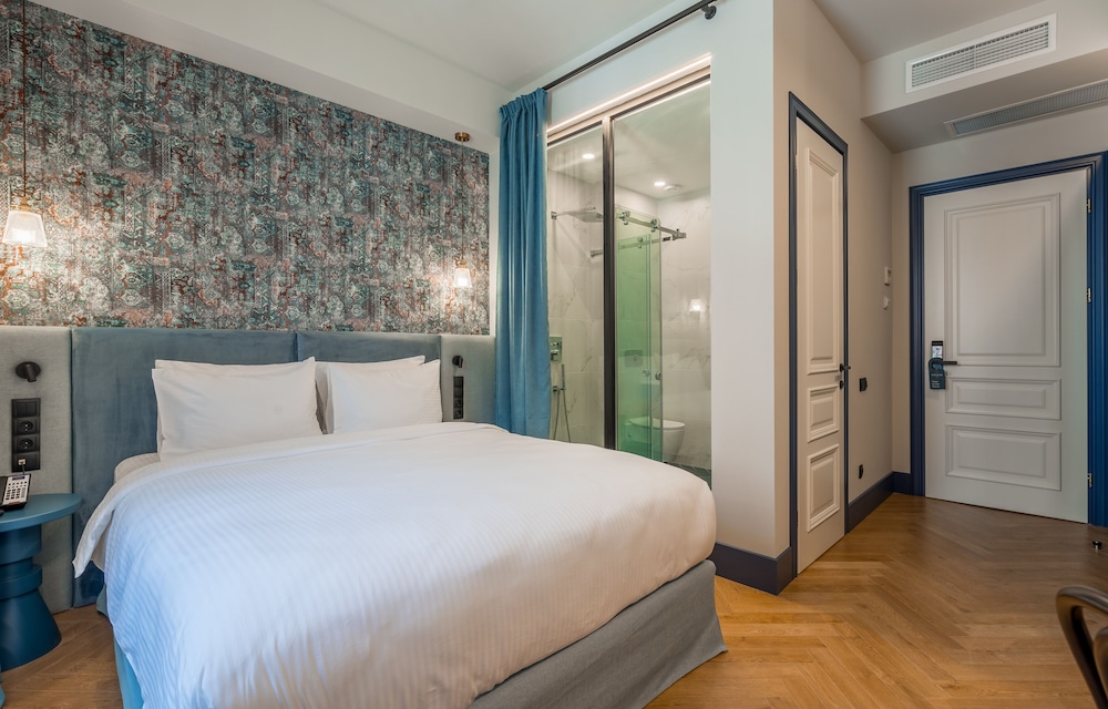 STANDARD, QUEEN BED