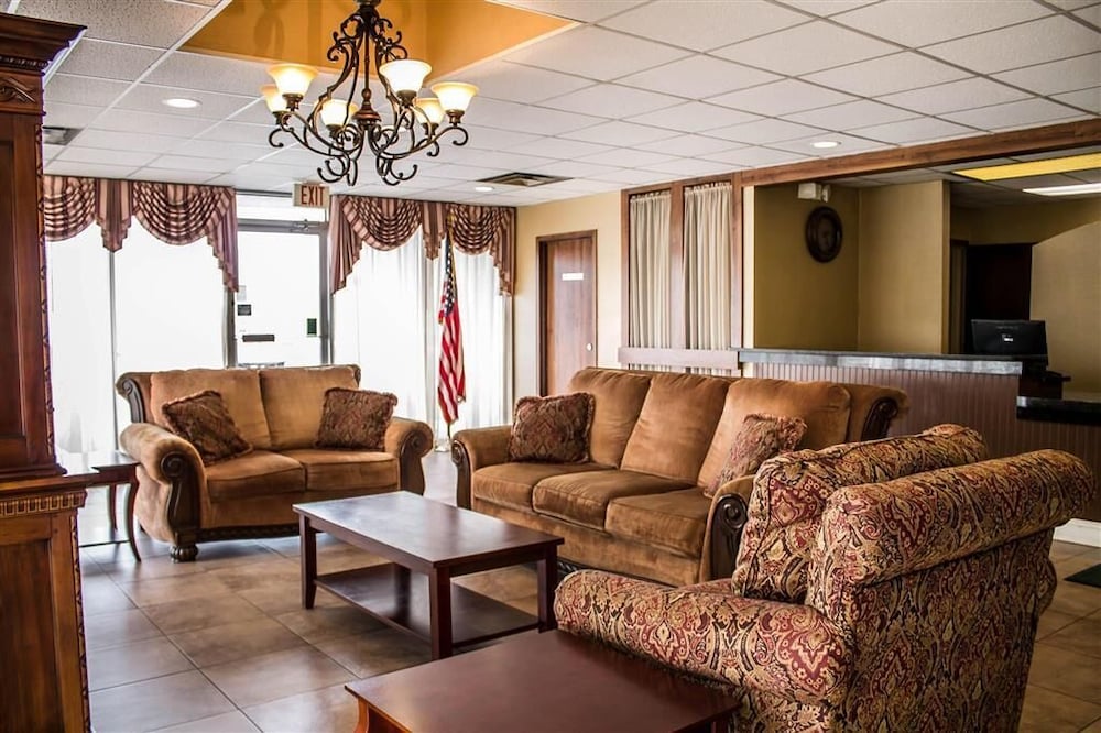 Rodeway Inn & Suites Youngstown 33/60