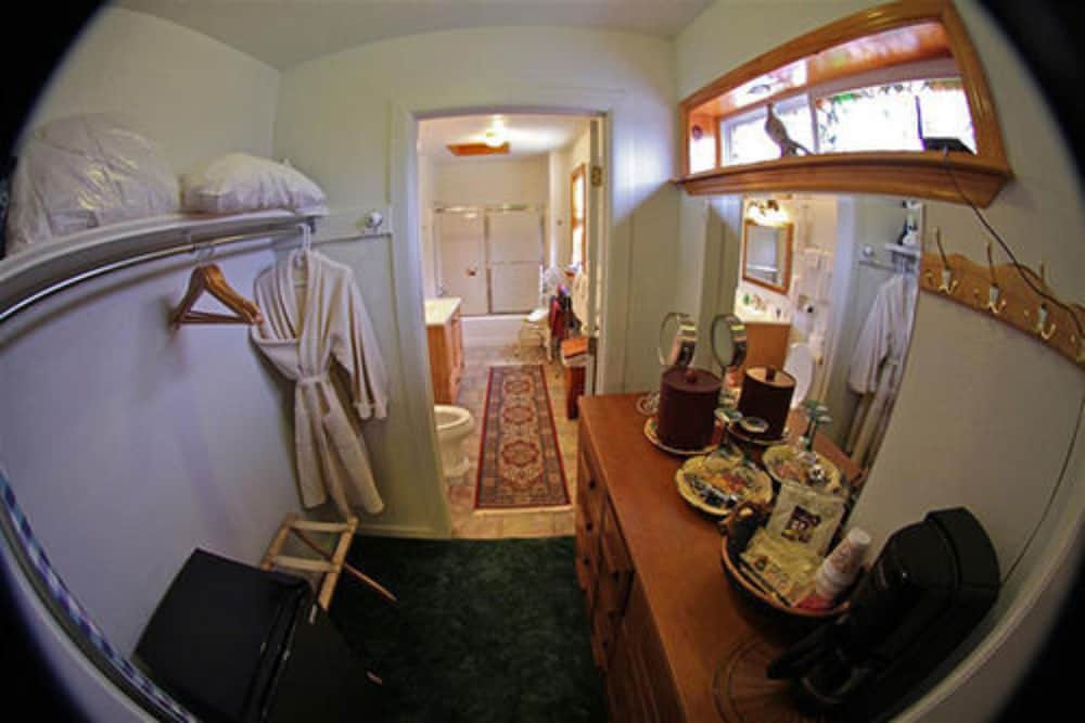 Echo Canyon Manor 27/76