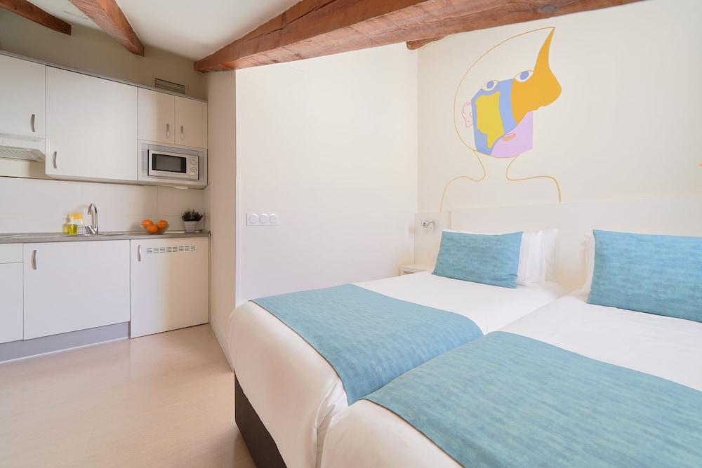 SUITE, KITCHEN