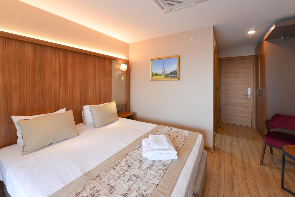 DELUXE, DOUBLE BED, SMOKING