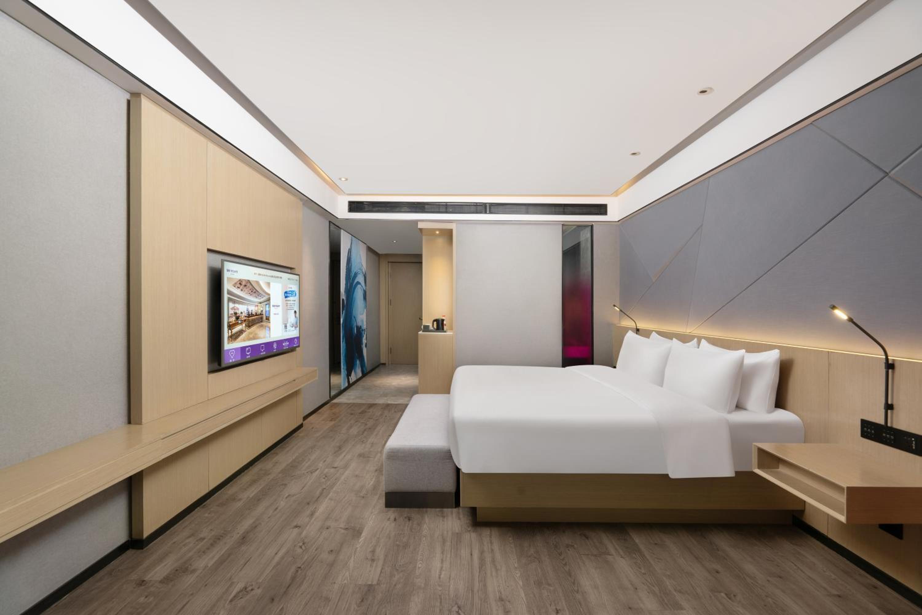 DELUXE, KING BED