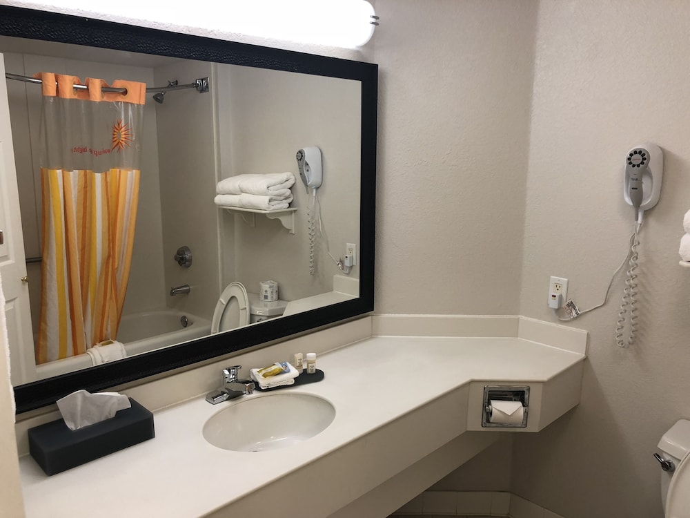 La Quinta Inn & Suites by Wyndham Jacksonville Butler Blvd 17/55