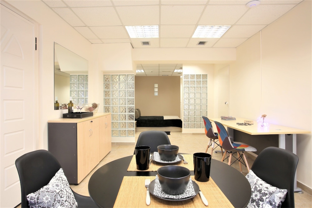 GK Airport Suites 38/49