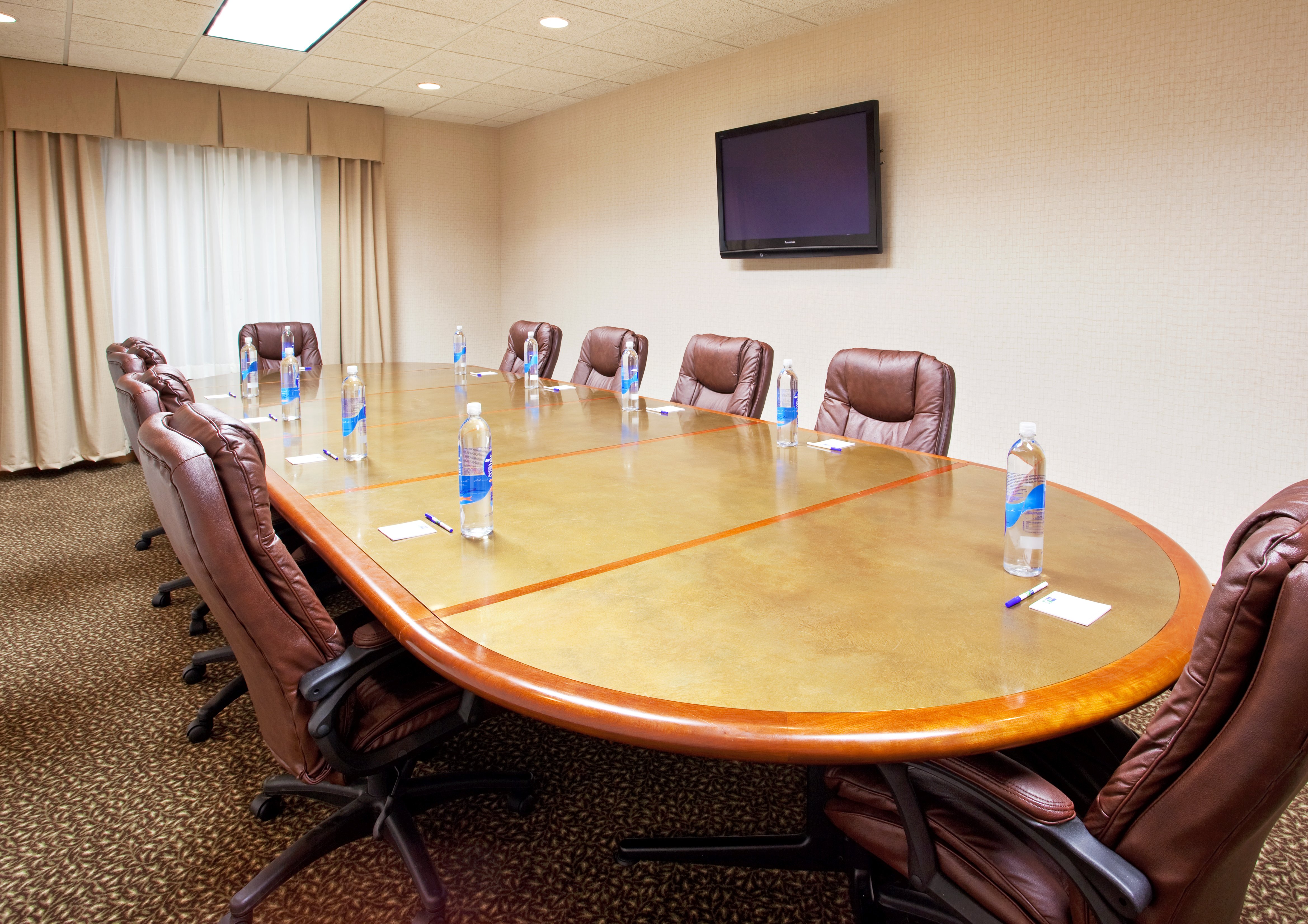 Holiday Inn Express Suites Howell 49/51