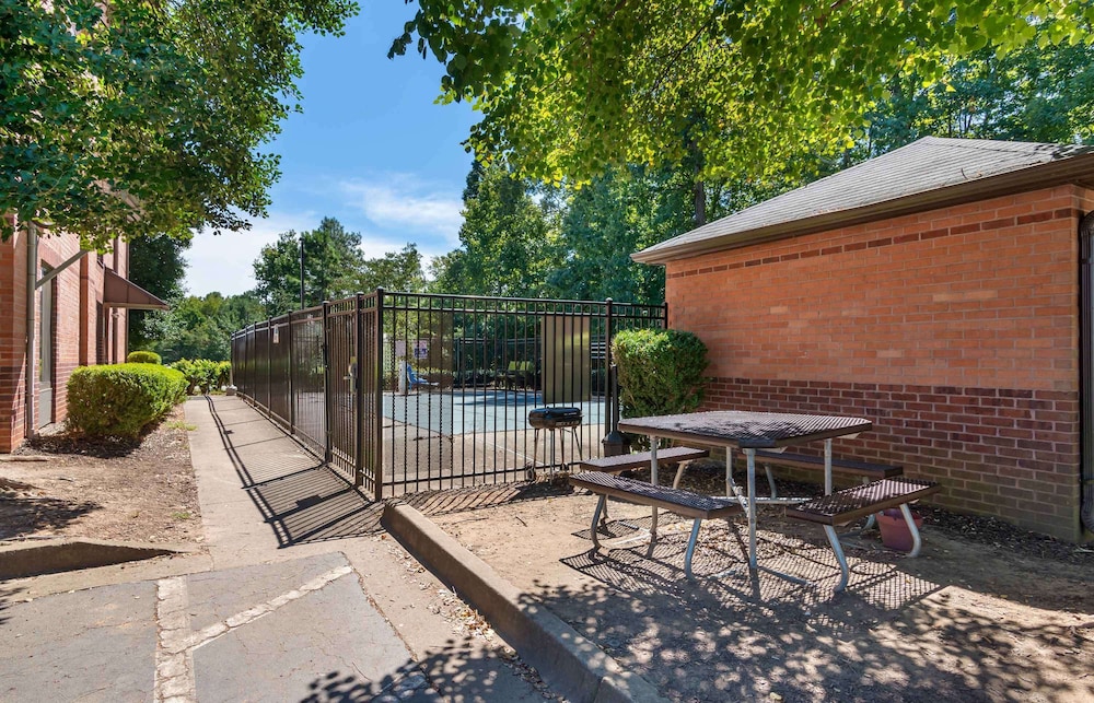 Suburban Studios Macon North 34/60