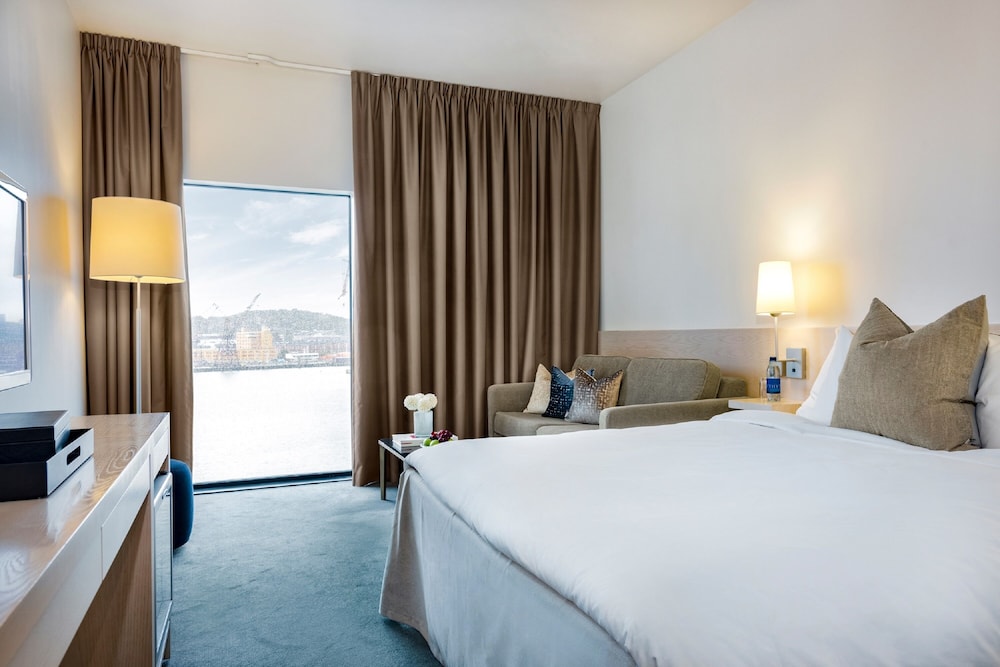 SUPERIOR, QUEEN BED