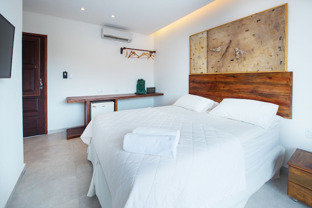DELUXE, DOUBLE OR TWIN BED