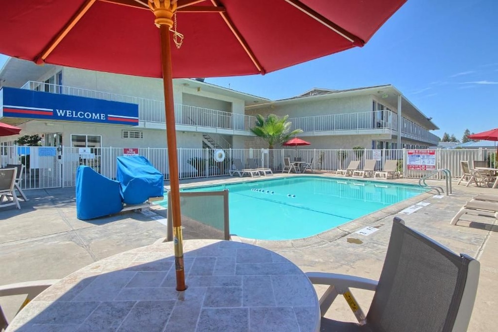 Motel6 Tulare, CA 55/60