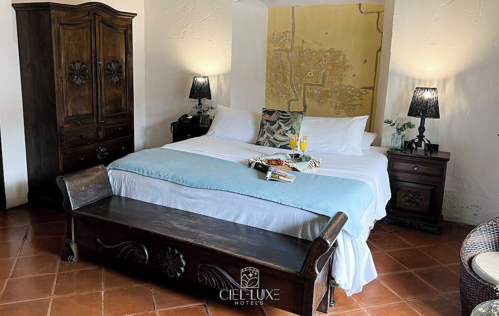 JUNIOR SUITE, KING BED