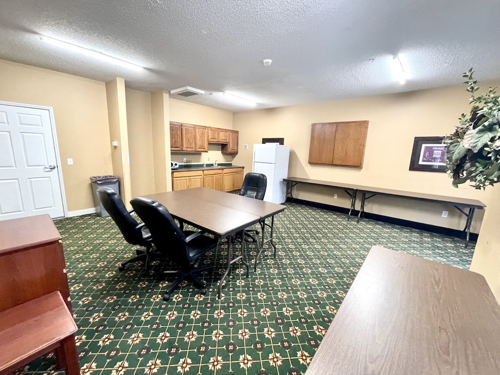 MainStay Suites Madison Airport 45/52