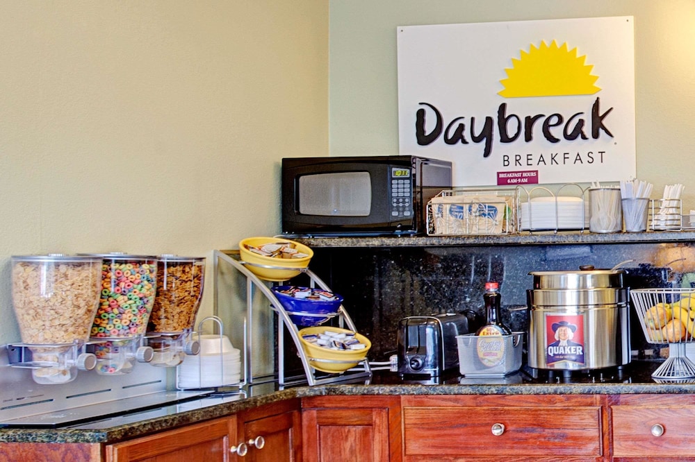 Days Inn by Wyndham Clarksville TN 36/53