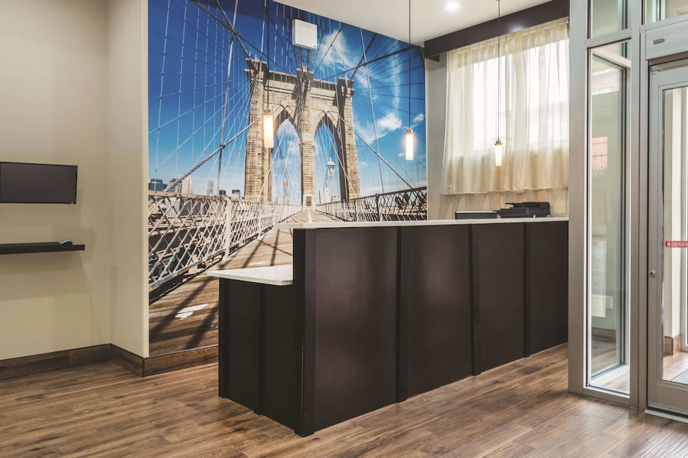 La Quinta Inn & Suites Brooklyn Central thumb 2