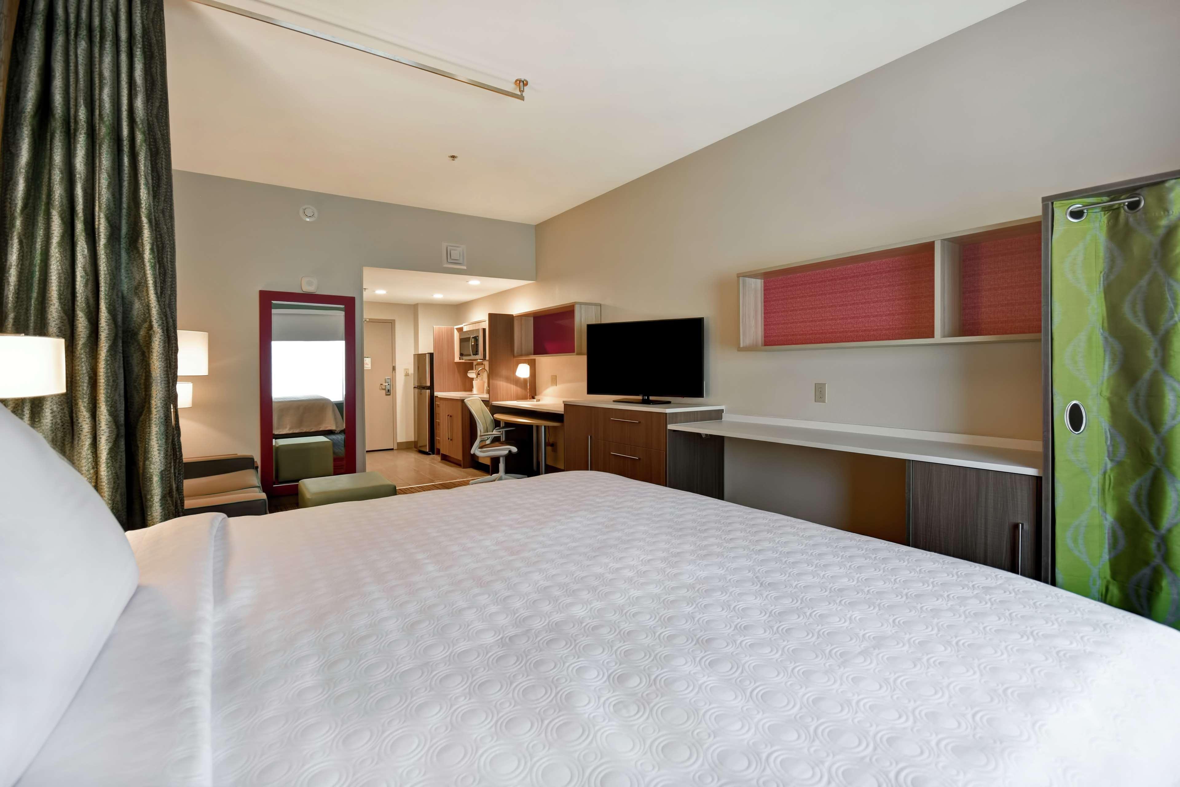 Studio, King Bed