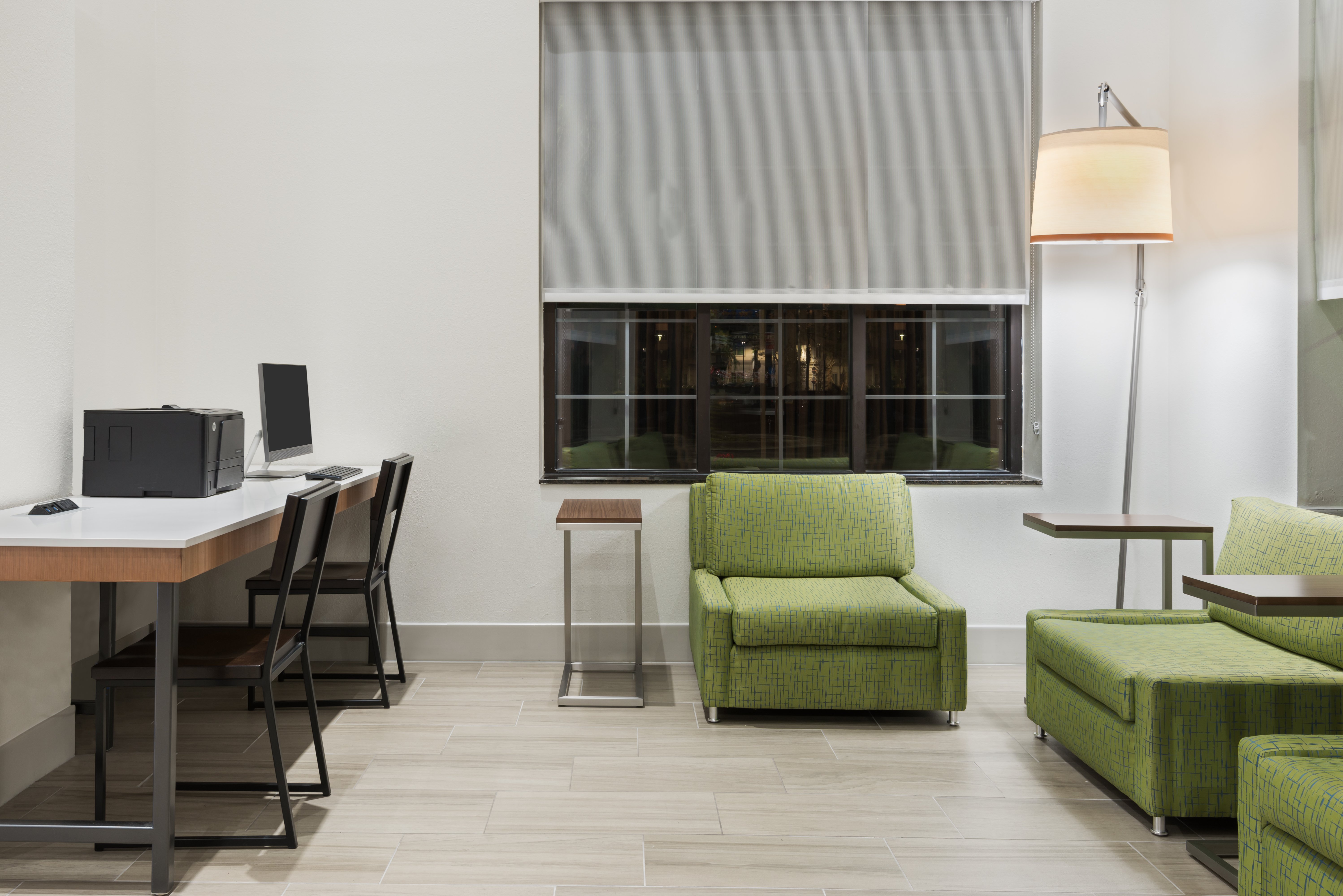Holiday Inn Express & Suites Nearest Universal Orlando 46/48