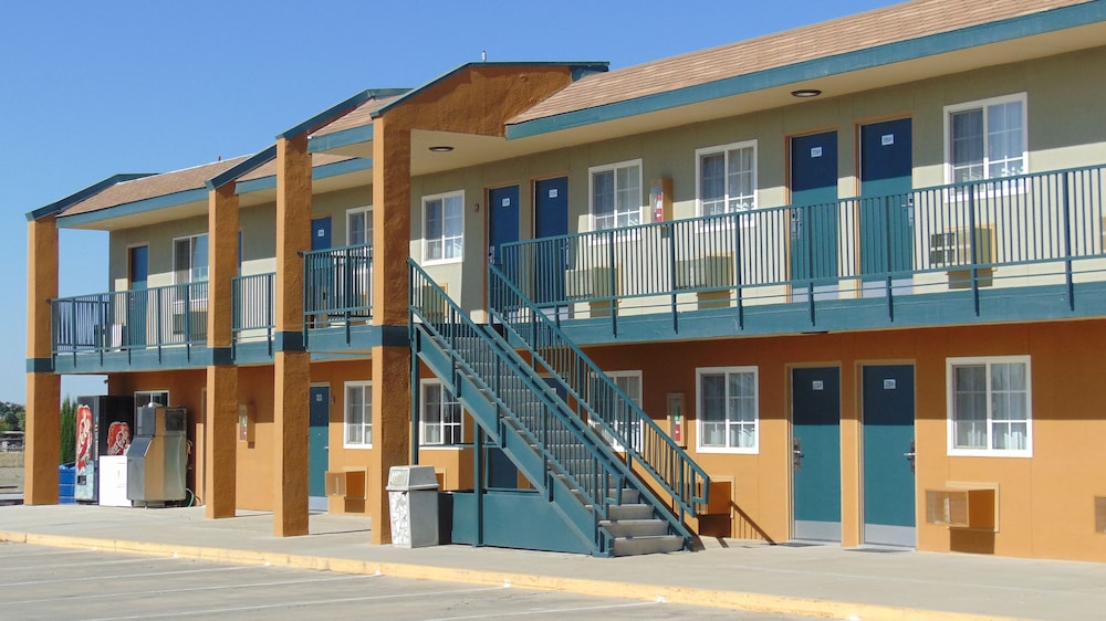 CORCORAN COUNTRY INN 37/48