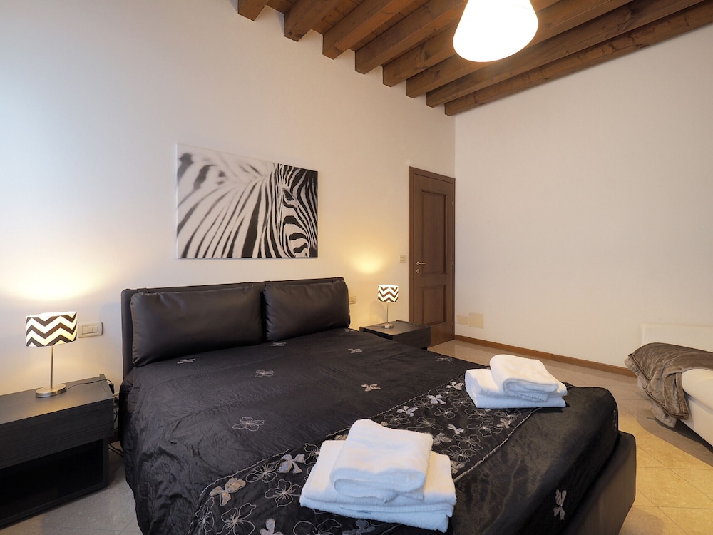 2 BEDROOMS, STYLE, VENETIAN, APARTMENT