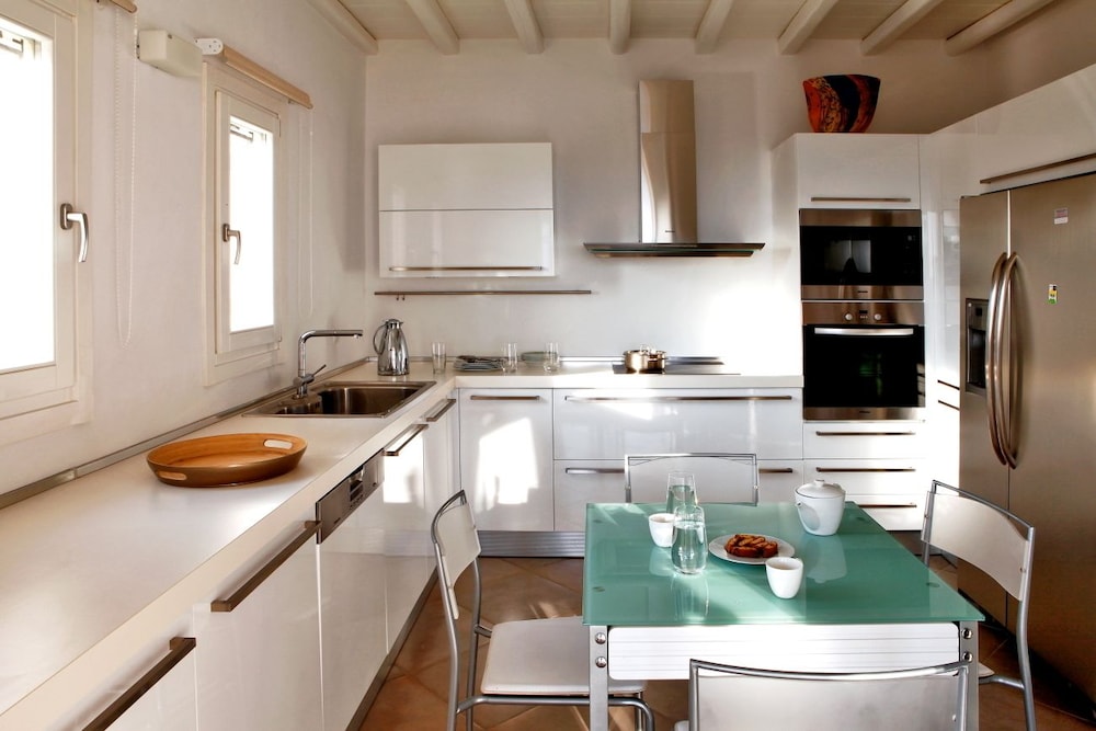 Elia White Residence 24/48