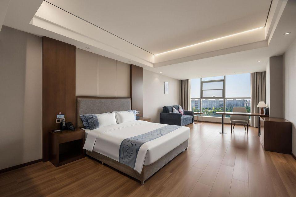 Elegant, Queen Bed