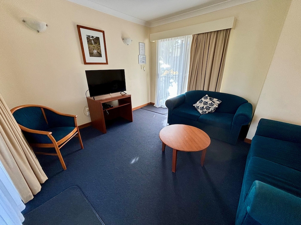 Governors Lodge Resort Hotel 46/69