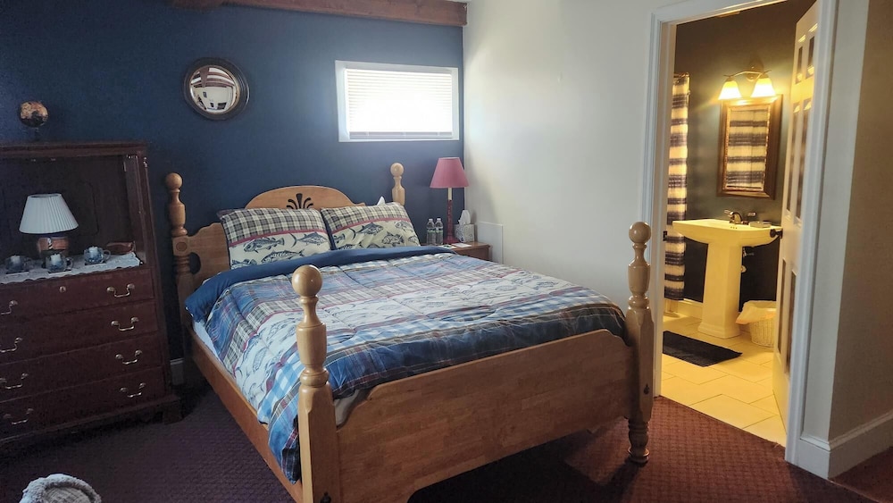 Comfort, Queen Bed, Pool Access