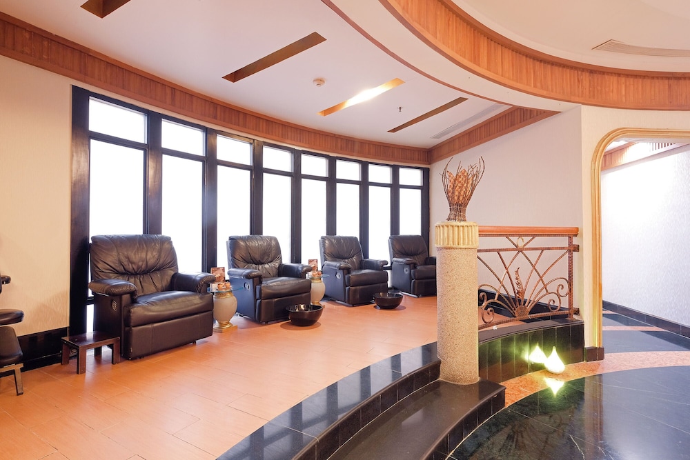 Sunlake Waterfront Resort and Convention 28/56