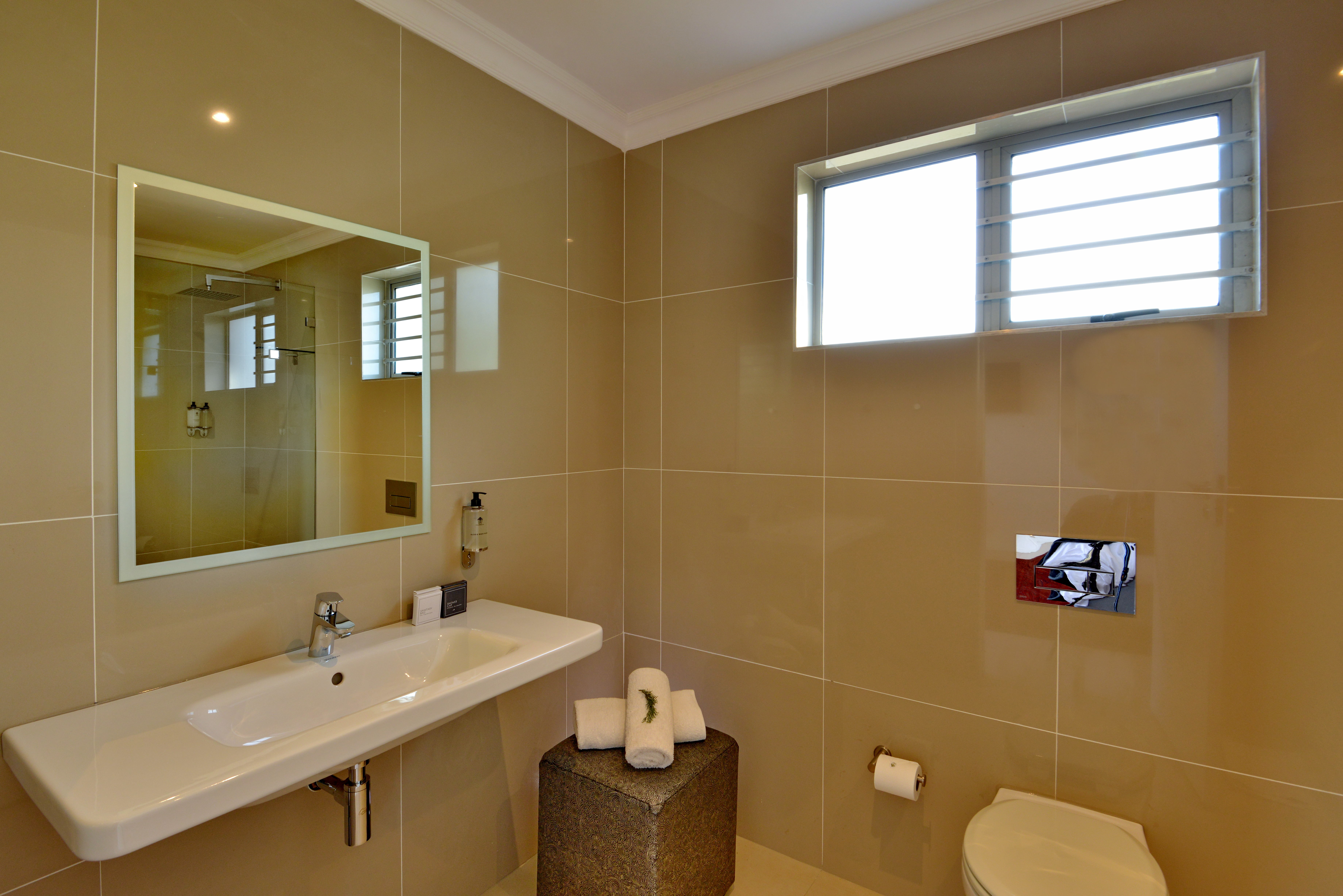 غرفة بسرير مزدوج أو سريرين منفصلين، Val Du Charron Coach House 5/7