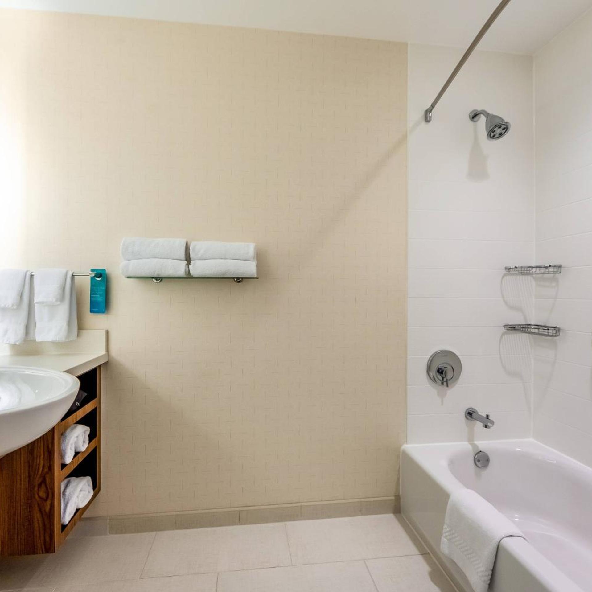 جناح بسريرين كوين مع سرير سحّاب إضافي مع أريكة بحوض استحمام لذوي الإعاقة، SPRINGHILL SUITES DALLAS PLANO/FRISCO 3/5