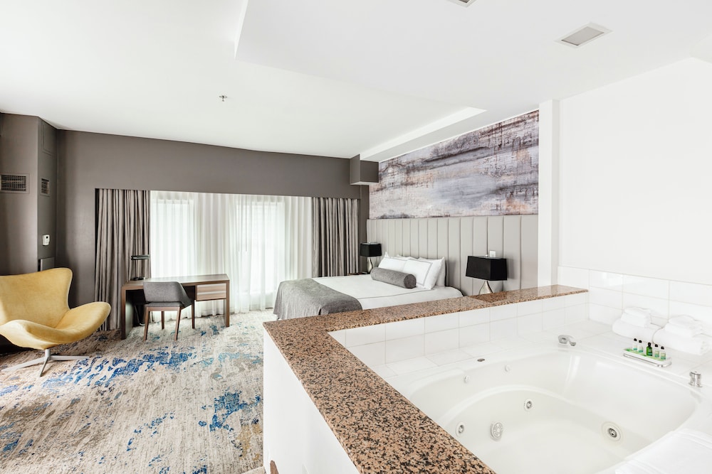 PREMIUM, SUITE, KING BED