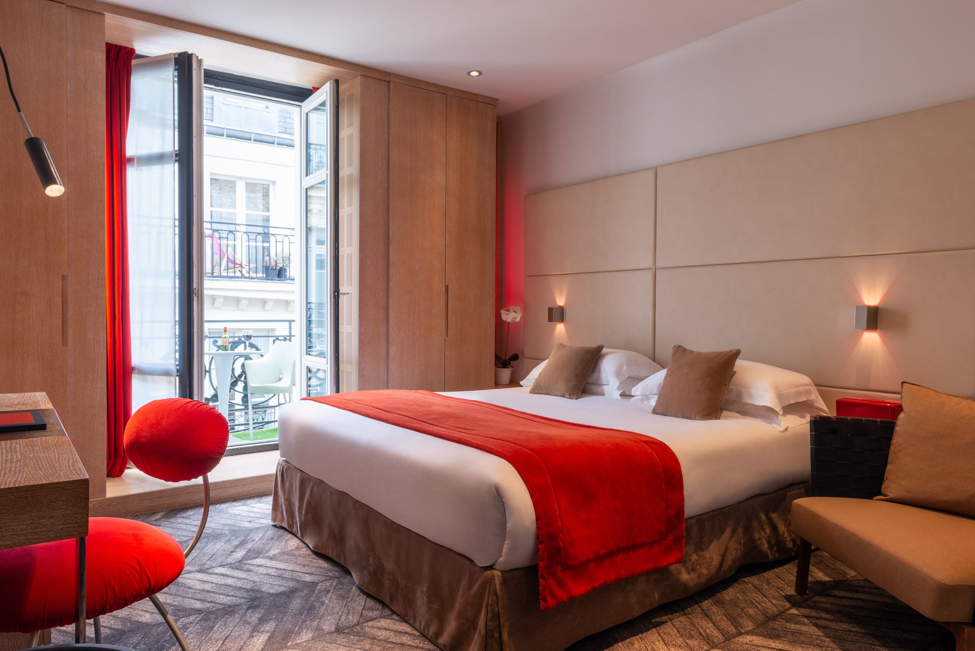 DELUXE, DOUBLE OR TWIN BED