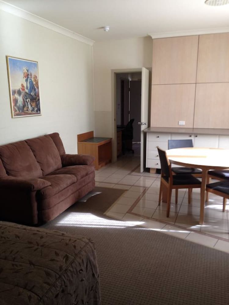 FRANCIS PHILLIP MOTOR INN 35/59