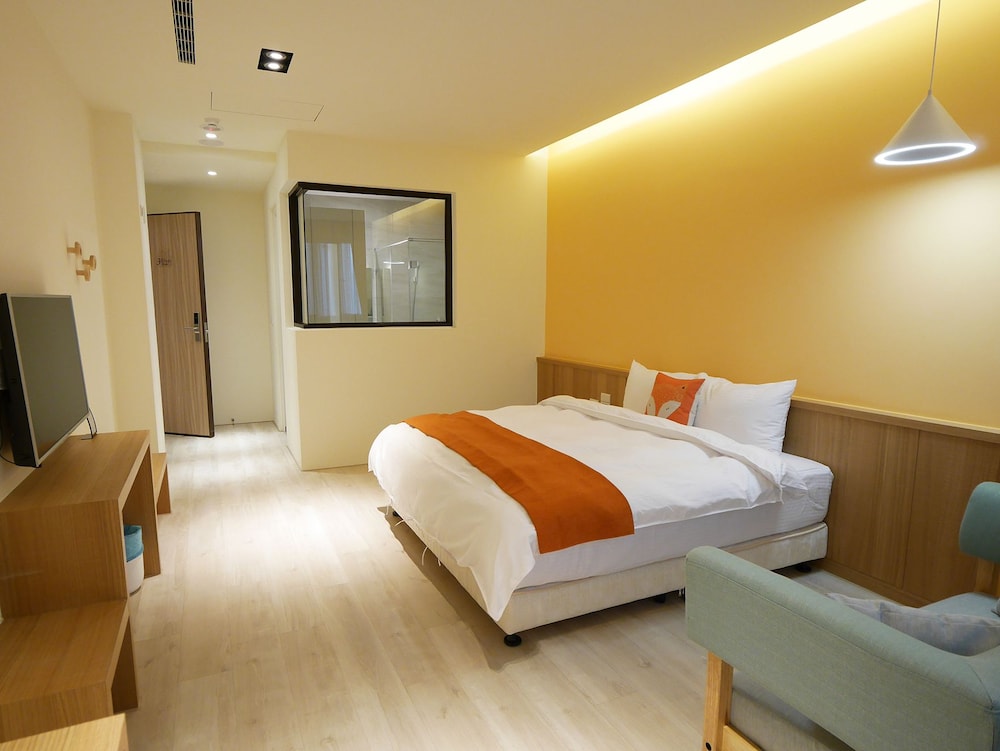 GALLERY, QUEEN BED, ACCESSIBLE