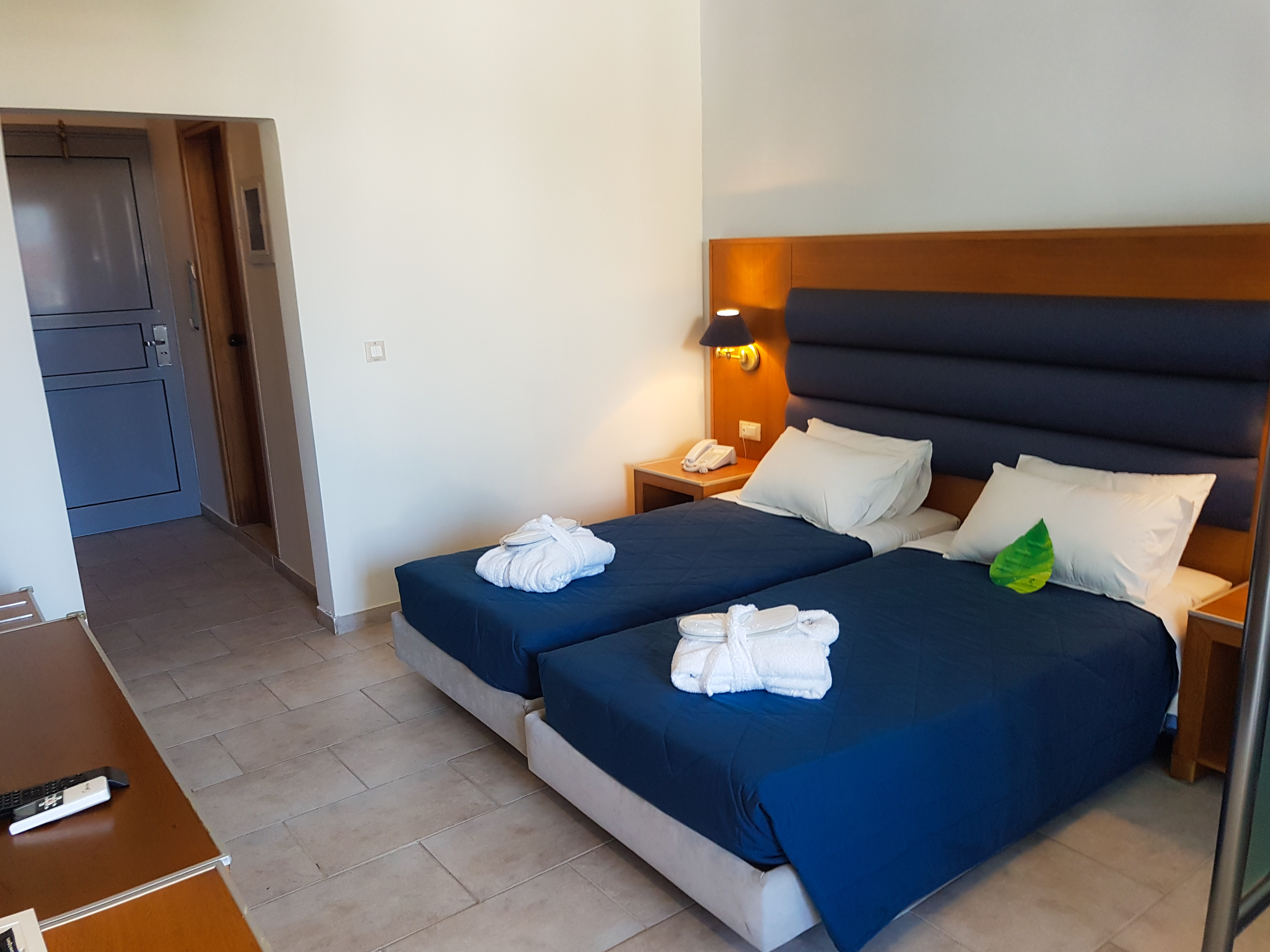 ROOM, SINGLE