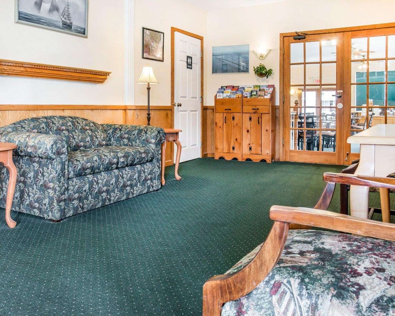 Quality Inn & Suites Mackinaw City Beachfront 13/21