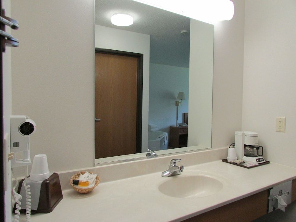 AmeriVu Inn and Suites-Stanley 43/47