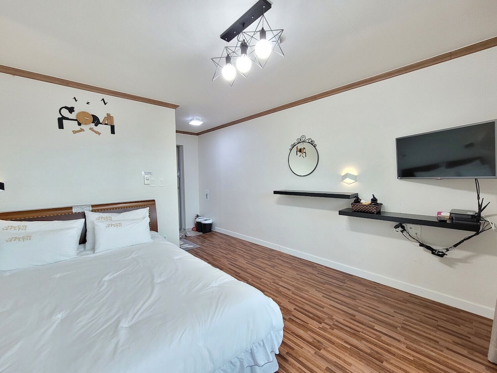 ROOM, DOUBLE BED