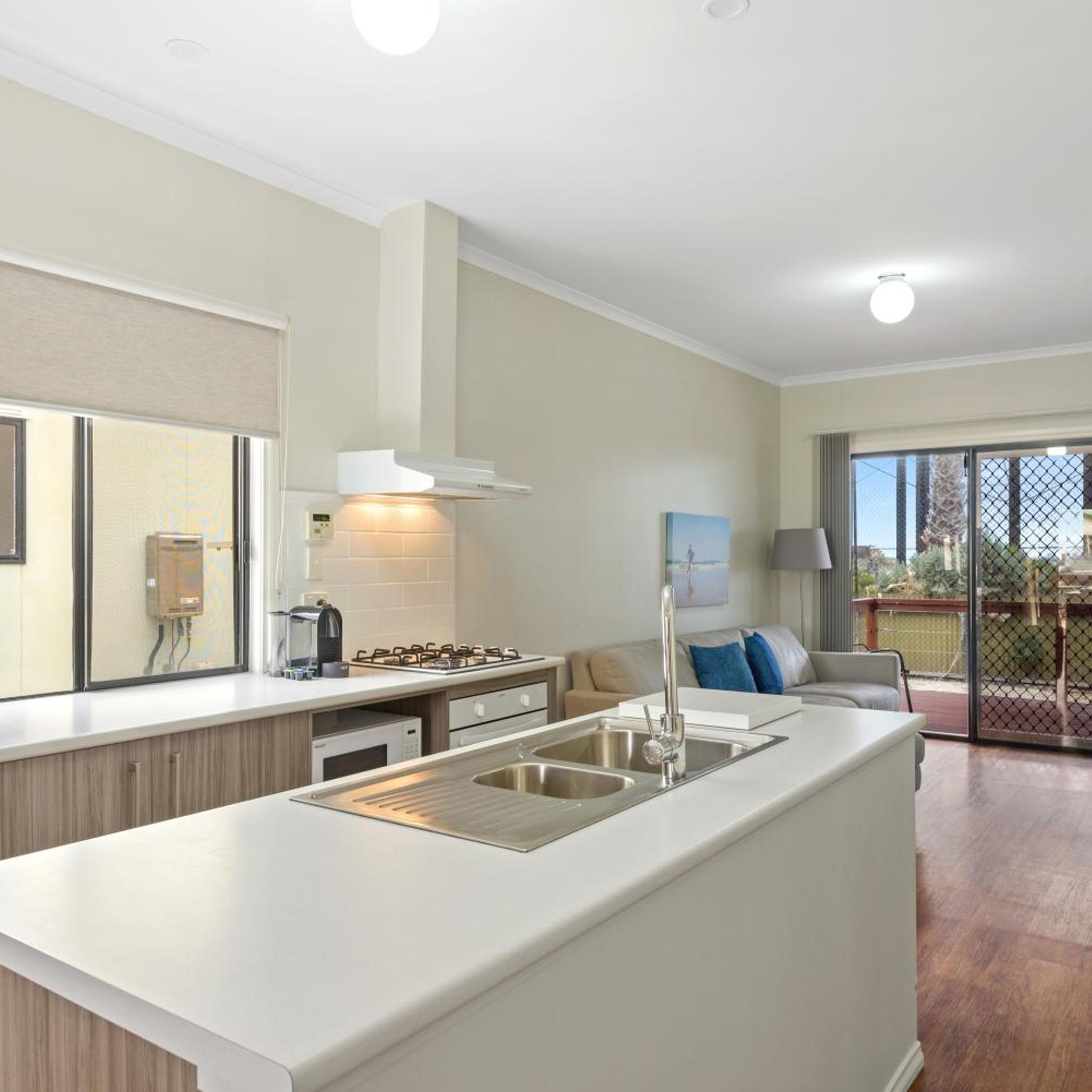 3 Bedrooms, Beach, Deluxe, Cabin، Discovery Parks - Adelaide Beachfront 8/10