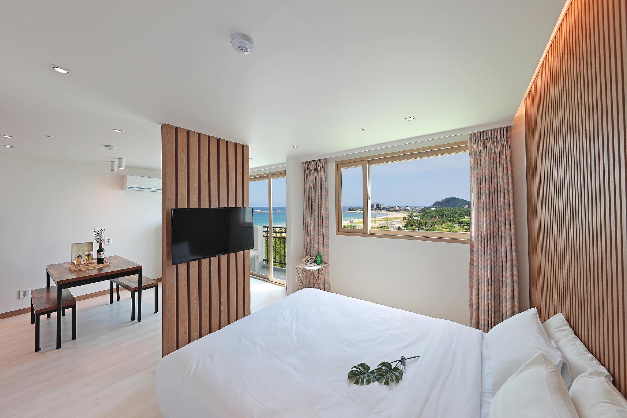 Condo, Suite, Queen Bed, Lateral Side Ocean View