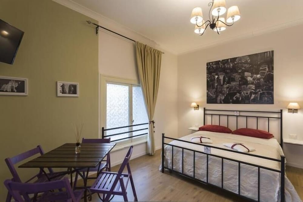 Economy, Quadruple, 1 Double and 2 Bunk Beds 2/7