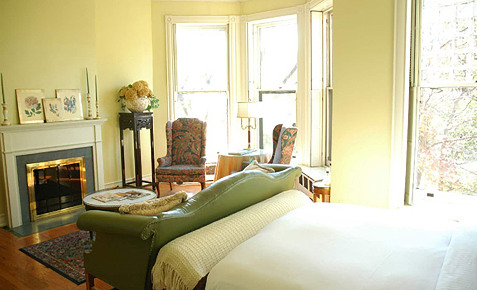 DELUXE, QUEEN BED, PARK VIEW
